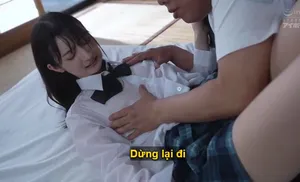 Bố dượng không còn kiềm được trước thiên thần nhỏ trong bộ đồng phục bị ướt mưa